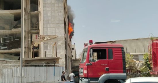 محافظ القليوبية ينتقل لموقع حريق بمصنع أخشاب بالعبور.. و6 إصابات حتى الآن