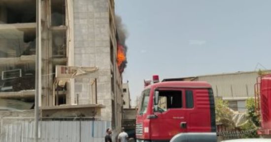 12 سيارة إطفاء تسيطر على حريق بمصنع أثاث مكتبى بالعبور.. و6 حالات اختناق