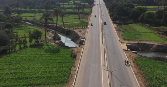 وزير التنمية المحلية ومحافظ الفيوم يتفقدان أعمال رصف طريق "الجناين"