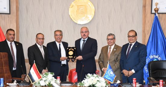 رئيس جامعة القناة يُكرم خالد سويلم أمين عام الجامعة لبلوغه سن التقاعد