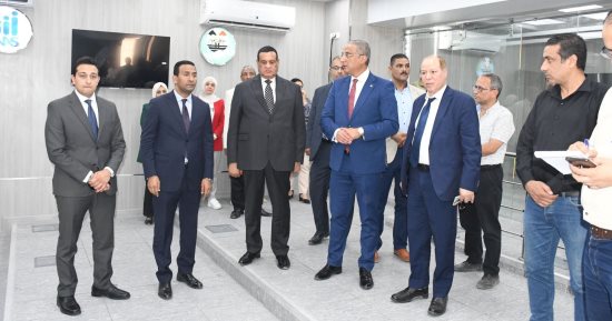وزير التنمية المحلية ومحافظ الفيوم يتفقدان آخر تجهيزات مركز الشبكة الوطنية للطوارئ