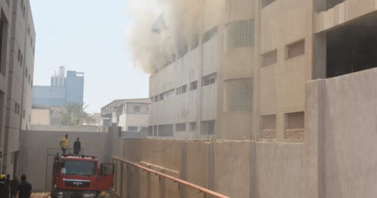 التفاصيل الكاملة لحريق مصنع أثاث مكتبى وموبيليا فى العبور.. 12 سيارة إطفاء تسيطر على الحريق والدفع بـ4 سيارات إسعاف.. و8 حالات اختناق وإصابات.. والمحافظ: المصنع صادر له رخصة مؤقتة وجارٍ اتخاذ الإجراءات.. صور