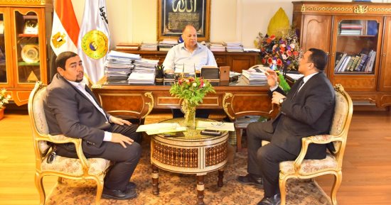 محافظ أسيوط يلتقى مسئولى الكهرباء.. ويؤكد: استثناء المرافق الخدمية من تخفيف الأحمال