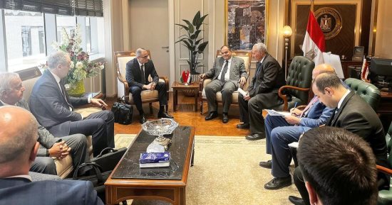 وزير التجارة ونائب وزير الصناعة البيلاروسى يبحثان إمكانيات التصنيع المشترك 