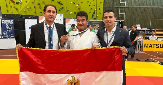 النور مكانه فى القلوب.. ابن جامعة بنى سويف يفوز بالميدالية الفضية فى بطولة العالم للجودو للمكفوفين.. محمود سامى: مارست رياضات عدة واخترت الجودو واستعديت للبطولة قبل 4 أشهر من خلال معسكر.. وسعيد بالتكريم.. صور