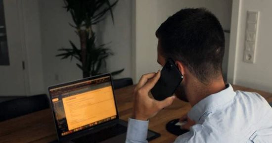 نهايته السجن.. بريطانى زيّف صوت والده باتصالات بنكية وسرق آلاف الجنيهات الاسترلينية من حسابه
