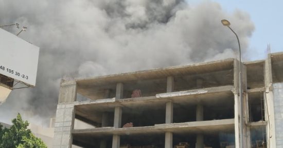 نشوب حريق هائل بمصنع أخشاب بالعبور.. والحماية المدنية تحاول السيطرة عليها