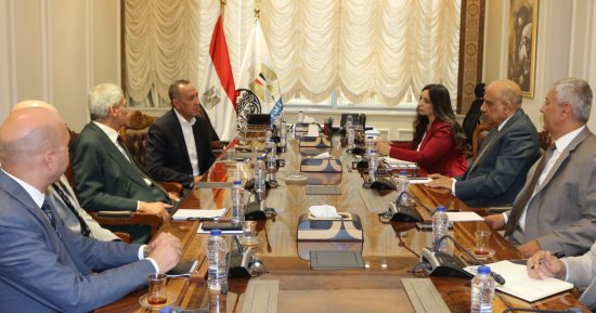 وزير قطاع الأعمال العام يبحث مع رئيس هيئة الشراء الموحد إنشاء أول مصنع لأكياس الدم