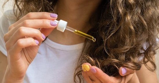 أفضل 4 زيوت عطرية لنمو الشعر.. منها اللافندر وخشب الأرز 