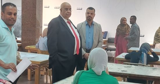 رئيس جامعة الأقصر يتابع اختبارات القدرات للراغبين فى الالتحاق بـ"فنون جميلة".. صور