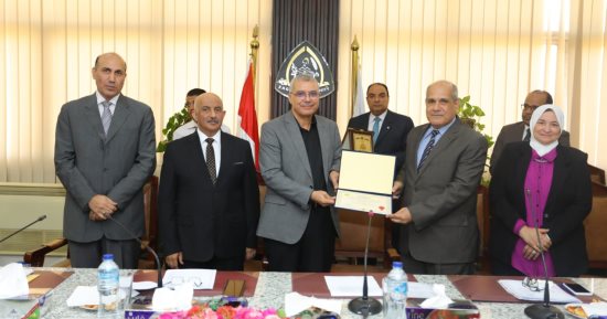 مجلس جامعة الزقازيق يكرم علماءها الحاصلين على جوائز الدولة     