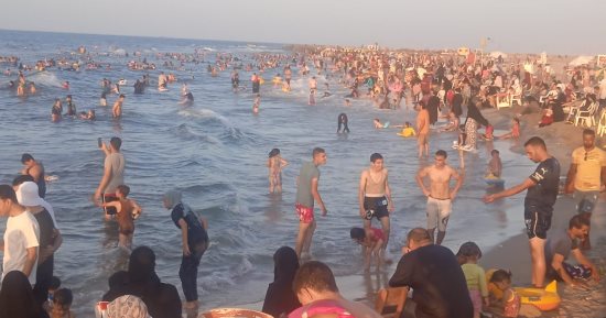 استمرار توافد المواطنين للاستمتاع بشواطئ مصيف بلطيم وتوفير جميع الخدمات.. صور