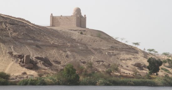 رحلة علاج مفتاحها الرمال.. السياحة العلاجية فى أسوان تبدأ من مقبرة "الأغاخان".. السلطان محمد شاه "لف العالم" بحثا عن علاج لمرضه.. ورفض العودة لبلاده بعد شفائه ودفن فى مصر.. و"الوردة الحمراء" سر حب زوجته.. صور