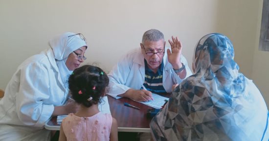 الكشف على 695 حالة على مدار يومي للقافلة الطبية المجانية بالقصاصين 