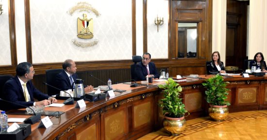 رئيس الوزراء يلتقى رئيس شركة "إندوراما" العالمية والوفد المرافق له