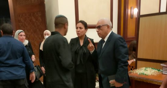 مي كساب تتلقى عزاء والدها بمسجد المشير طنطاوى 