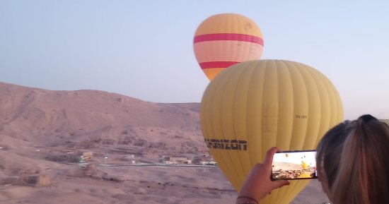 تحليق 28 رحلة بالون طائر على متنها 550 سائحا غرب الأقصر.. صور
