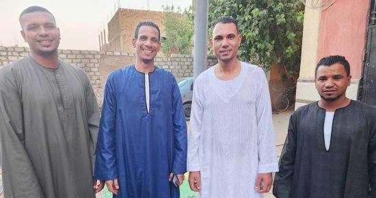 "التقشيطة أو العراقة" كلمة السر.. اعرف كيف يواجه أبناء الأقصر الطقس الحار.. صور