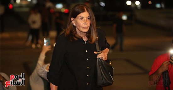 ميرفت أمين وسيمون يقدمان واجب العزاء فى والد مي كساب.. فيديو وصور