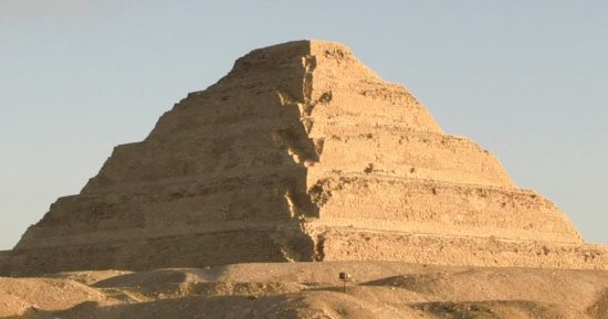 مهندس مصرى قديم وراء استخدام الحجر فى المبانى وصاحب هرم شهير.. من هو؟