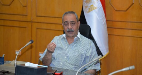 محافظ الإسماعيلية يناقش مقترح رفع كفاءة وتطوير الخدمات بالمناطق الصناعية الأولى والثانية