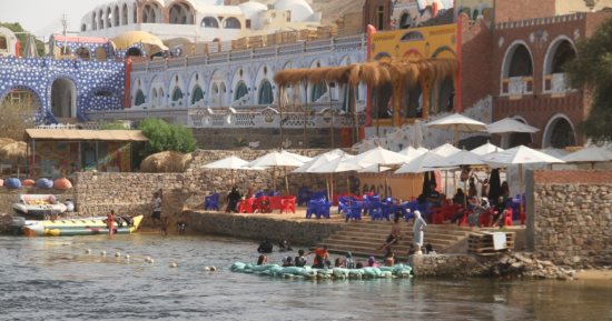 القرى النوبية تتحول لشواطئ مصيفية.. أبناء النوبة يحولون الركود لرواج ترفيهى.. ألعاب مائية ومشروبات بالجزر النيلية.. علامات تحذيرية لتجنب الغرق.. ومواطنون: بديلة للمحافظات الساحلية ونزهة "على قد الإيد".. صور