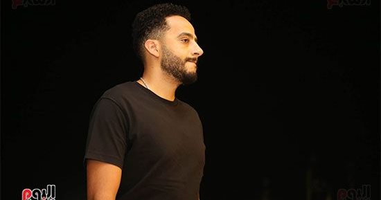 عصام السقا يقدم واجب العزاء فى والد مي كساب