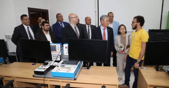 محافظ بنى سويف وسفير كوريا الجنوبية يتفقدان الجامعة التكنولوجية فى احتفال تخرج أول دفعة