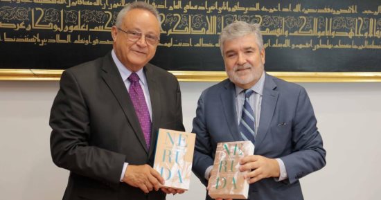 سفير تشيلى يهدى مكتبة الإسكندرية مؤلفات أبرز أدباء وشعراء تشيلى