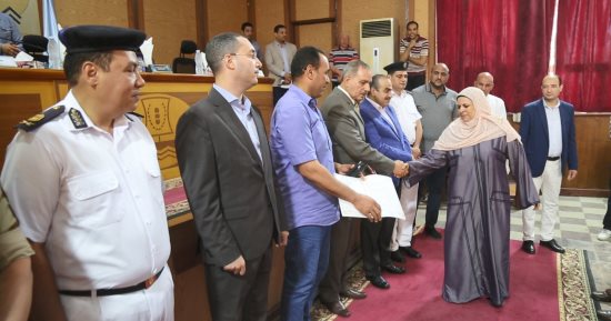 محافظ كفر الشيخ يسلم 25 عقد تقنين أراض بـ6 مراكز.. صور