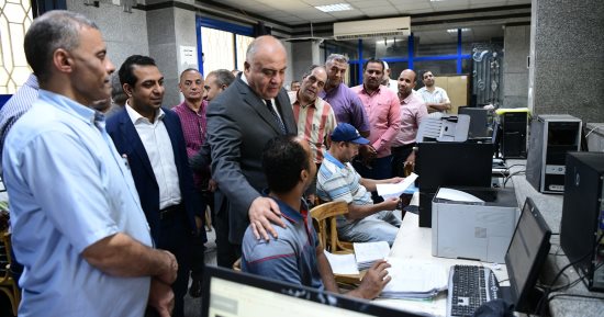 محافظ قنا يجرى جولة تفقدية بالمعمل المشترك لمتابعة جودة الخدمات المقدمة للمواطنين