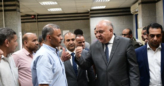 محافظ قنا يتفقد وحدة استرداد أراضي الدولة لمعرفة مستجدات ملفات التقنين