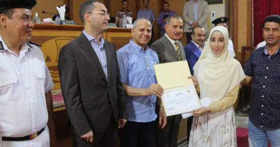 محافظ كفر الشيخ ونائبه يكرمان أوائل الدبلومات الفنية