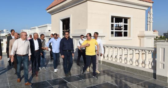 رئيس الوزراء يتجول بمنطقة الأبراج بمدينة العلمين الجديدة.. صور