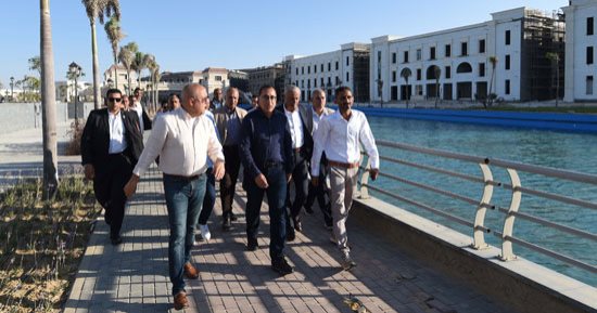 رئيس الوزراء يبدأ جولة تفقدية لمشروعات مدينة العلمين الجديدة.. صور