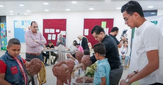 كيرلس فنان بأبسط الأدوات.. ابن طهطا بسوهاج يرسم بـ"تفل" الشاى والقهوة ويبدع على ورق الجرائد.. يرسم بالنار والشخبطه.. حقق حلمه وعرض أعماله بقصور الثقافة ودرب المكفوفين على النحت.. صور