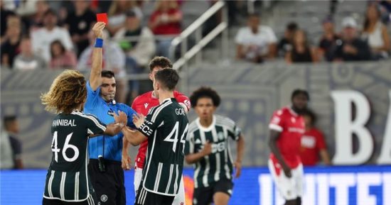 مانشستر يونايتد يخسر أمام ريكسهام 1-3 وديًا