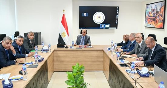 وزير الرى يستعرض الموقف المائى وإيرادات نهر النيل فى اجتماع موسع
