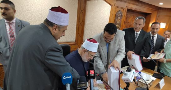 إعلان نتيجة الثانوية الأزهرية بنسبة نجاح 52.38%.. الإمام الطيب يهنئ الأوائل تليفونيا.. فتح باب التظلمات الأحد المقبل لمدة شهر ورسوم المادة 100 جنيه ترد للطالب حال إضافة درجات.. و"اليوم السابع" ينشر رابط النتيجة