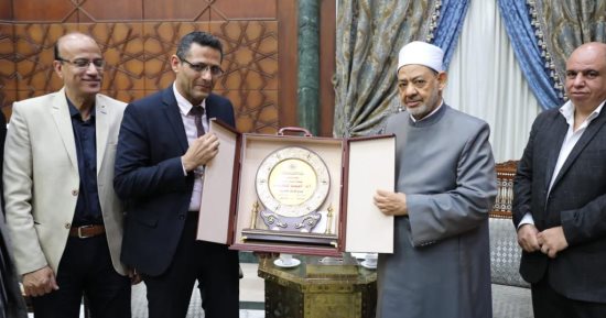 شيخ الأزهر يستقبل نقيب الصحفيين ويبحثان سبل تعزيز التعاون المشترك.. صور