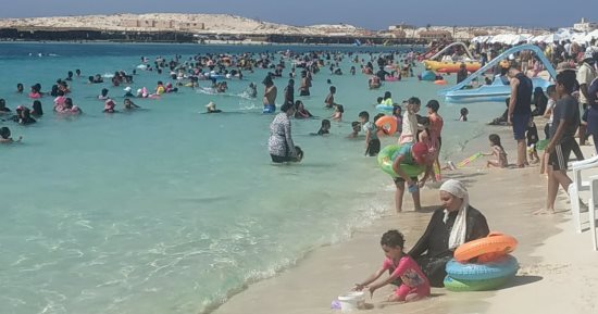 مناخ معتدل وطبيعة جذابة.. شواطئ مطروح تستقبل المصطافين 