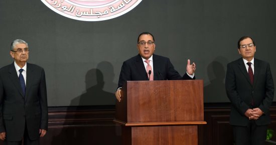 رئيس الوزراء يعلن إجراءات مواجهة مشكلة انقطاع الكهرباء.. مصطفى مدبولى: استيراد شحنات إضافية من المازوت.. المزيد من الترشيد فى الإنارة العامة..  ويؤكد: العمل "أون لاين" خلال أيام الأحد من شهر أغسطس بضوابط