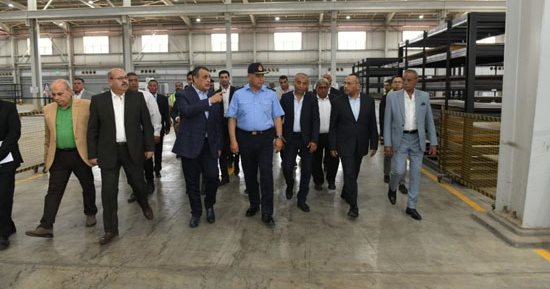وزير الإنتاج الحربى وقائد القيادة الاستراتيجية يتفقدان شركة المصاعد الكهربائية