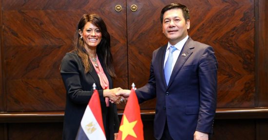 رانيا المشاط ووزير الصناعة والتجارة الفيتنامى يناقشان انعقاد اللجنة الوزارية المشتركة
