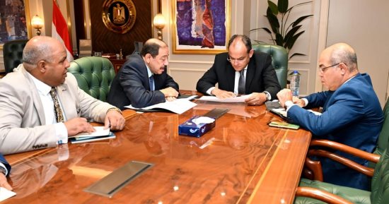 وزير الصناعة يستعرض تطورات مشروع تنمية منطقة المثلث الذهبي بالصحراء الشرقية  