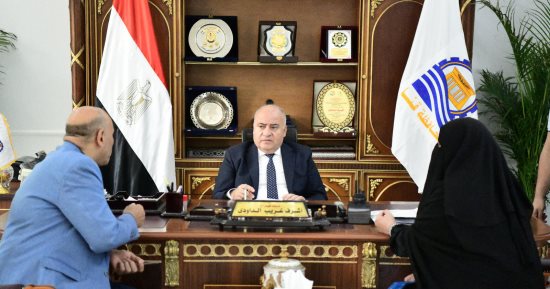 محافظ قنا يستقبل 65 مواطنا بمكتبه لبحث طلباتهم