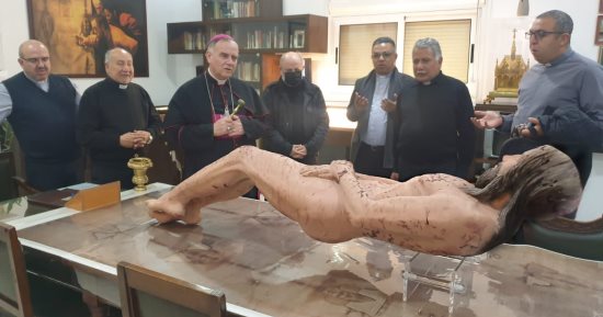 نحات المنيا.. شاب عشرينى يبهر سفير الفاتيكان بتصميم تمثال للسيد المسيح "صور"