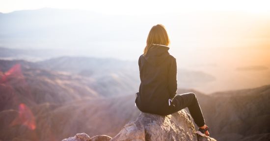 هل يمكن أن تؤثر ملابسك على حالتك النفسية؟ اعرف كيف تعدل مزاجك بالأزياء