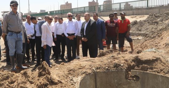 محافظ الجيزة يوجه بسرعة إصلاح كسر بماسورة مياه 1500 مم بأرض البحر فى الطالبية
