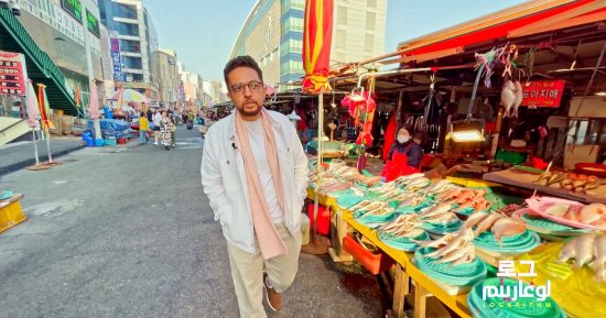 أحمد فايق يتجول بسوق السمك فى بوسان الكورية: الجنسنج مهم لهم والكابوريا تأكل عيلة